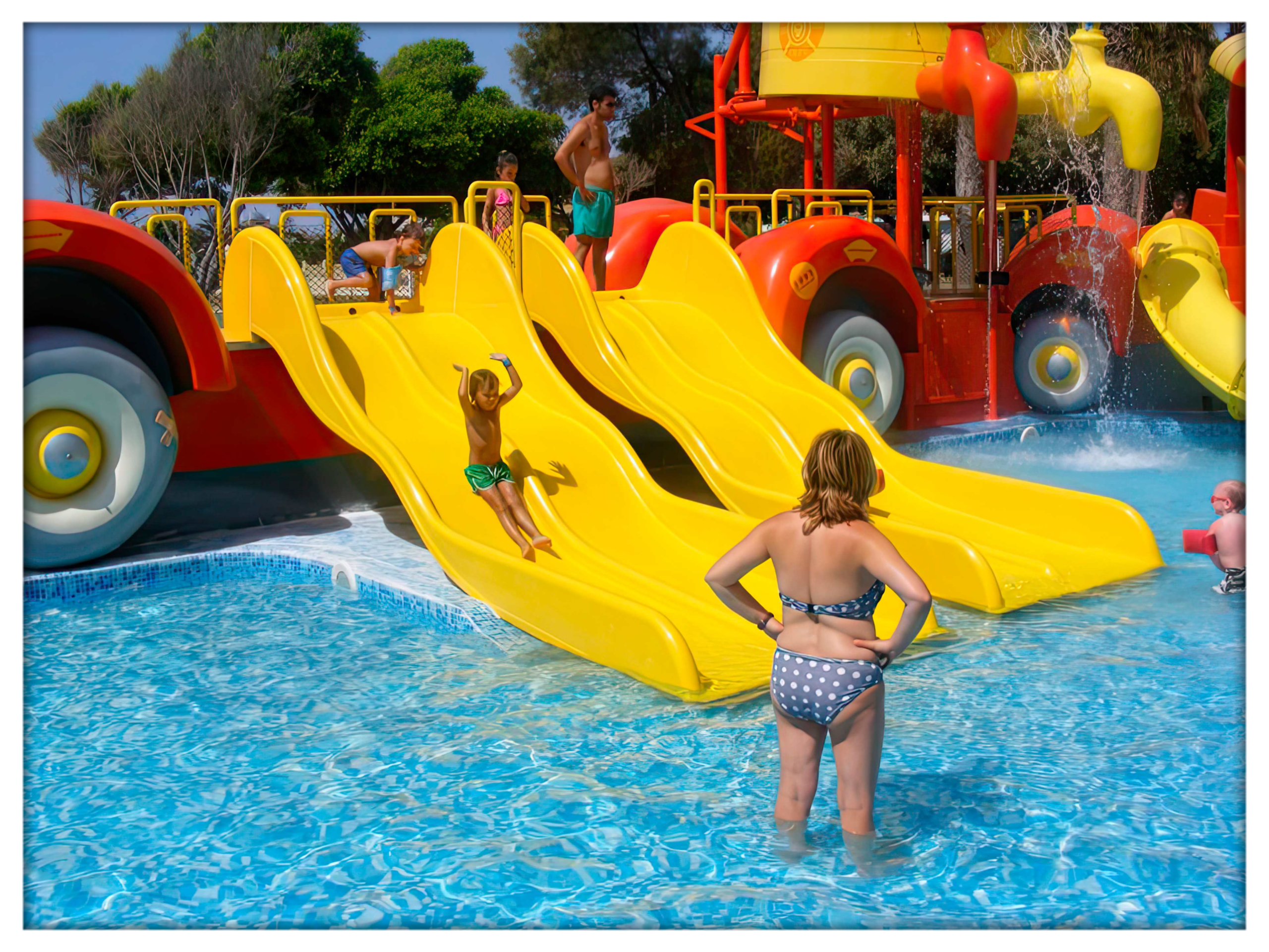 camion de bomberos con toboganes para piscinas