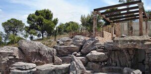 escenografía con rocas artificiales